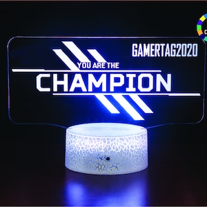 Spersonalizuj go swoim Gamertagiem. „Jesteś mistrzem” Apex Legends Inspired 3D Illusion Night Light USB LED Table Lamp 16 kolorów