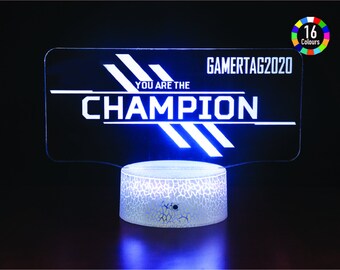 Personalizzalo con il tuo gamertag. Lampada da tavolo a LED USB con luce notturna 3D Illusion ispirata ad Apex Legends "Tu sei il campione" 16 colori