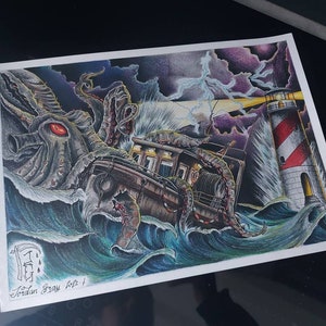 Puede incluir: Un dibujo detallado de un kraken atacando un barco en un mar tormentoso. El kraken tiene un gran ojo rojo y está envuelto alrededor del barco. Un faro se alza en el fondo, con un rayo que golpea el cielo.