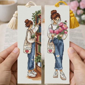 Op de afbeelding: Twee kruissteek bladwijzers met een vrouw in een spijkerbroek en bril. E&eacute;n reikt naar een boek, de ander houdt een boek en bloemen vast. Elke bladwijzer heeft een kwastje en de tekst "Just one more chapter".