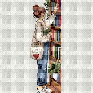 Op de afbeelding: Kruissteek illustratie van een persoon die een boek uit een houten boekenkast kiest. De persoon draagt een wit overhemd, een blauwe spijkerbroek en witte sneakers. Een draagtas met de tekst "Just one more chapter" en een hart is zichtbaar.