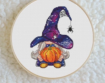 Gnomo strega con uno schema di punto croce di zucca Disegno di ricamo a punto croce spettrale Gnomo di Halloween punto croce Fata punto croce