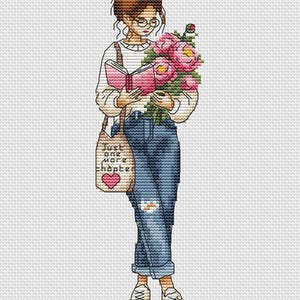 Op de afbeelding: Kruissteekontwerp van een persoon die een boek en een boeket roze bloemen vasthoudt. De persoon draagt een bril, een witte trui, een blauwe jeans en sneakers. Een draagtas met de tekst "Just one more chapter" en een hart is zichtbaar.