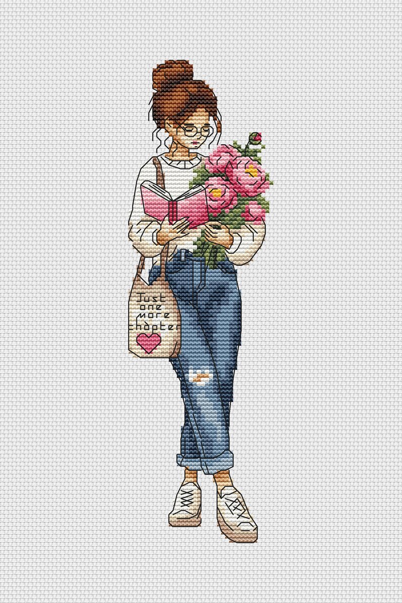 Op de afbeelding: Kruissteekontwerp van een persoon die een boek en een boeket roze bloemen vasthoudt. De persoon draagt een bril, een witte trui, een blauwe jeans en sneakers. Een draagtas met de tekst "Just one more chapter" en een hart is zichtbaar.
