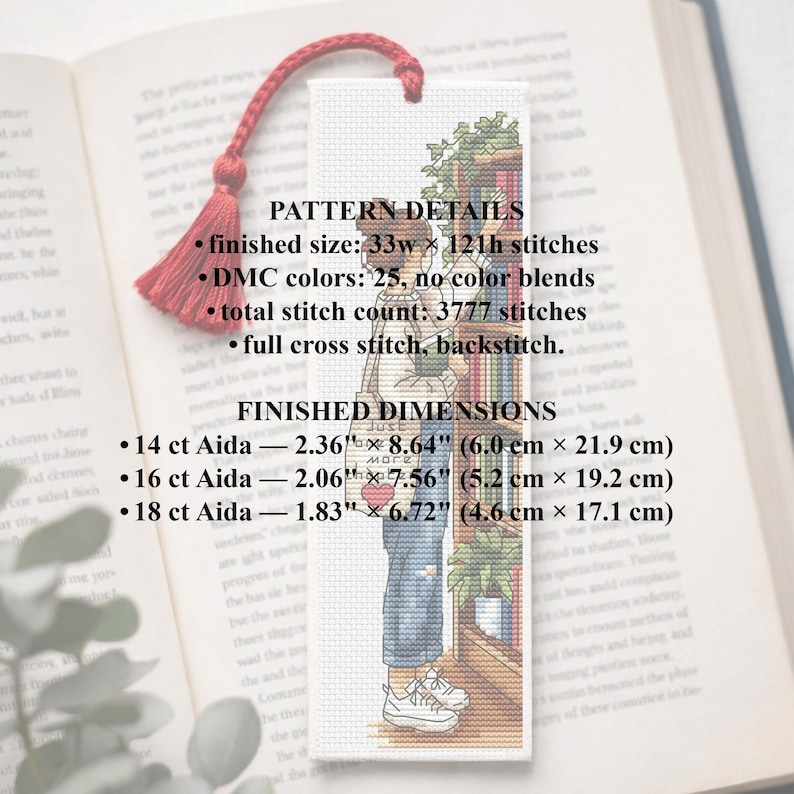 Op de afbeelding: Een kruissteek bladwijzer met een rode kwast. De bladwijzer heeft een gestikt ontwerp van een persoon die boeken vasthoudt voor een boekenplank. De tekst bevat patroondetails en afmetingen in cm en inches.
