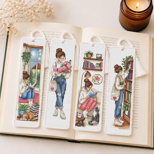 Puede incluir: Cuatro marcapáginas rectangulares de punto de cruz sobre tela blanca con borlas blancas. Cada uno muestra a una persona con moño castaño leyendo libros en diversos entornos, como junto a una ventana, con flores, junto a un gato o ante una estantería.