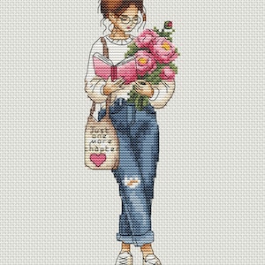 Op de afbeelding: Kruissteekontwerp van een persoon die een roze boek en een boeket roze bloemen vasthoudt. De persoon draagt een bril, een witte trui, een blauwe spijkerbroek en sneakers. Een draagtas met de tekst "Just one more chapter" en een hart is zichtbaar.