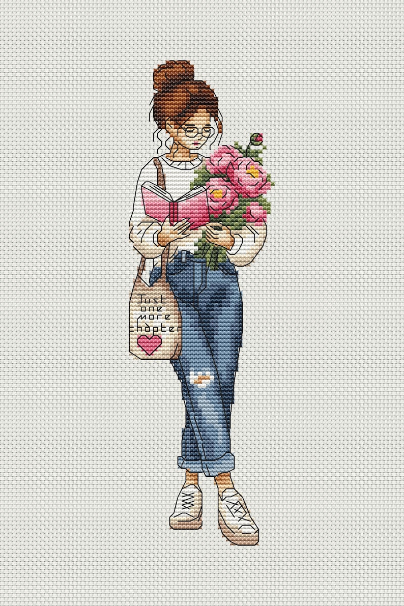 Op de afbeelding: Kruissteekontwerp van een persoon die een roze boek en een boeket roze bloemen vasthoudt. De persoon draagt een bril, een witte trui, een blauwe spijkerbroek en sneakers. Een draagtas met de tekst "Just one more chapter" en een hart is zichtbaar.