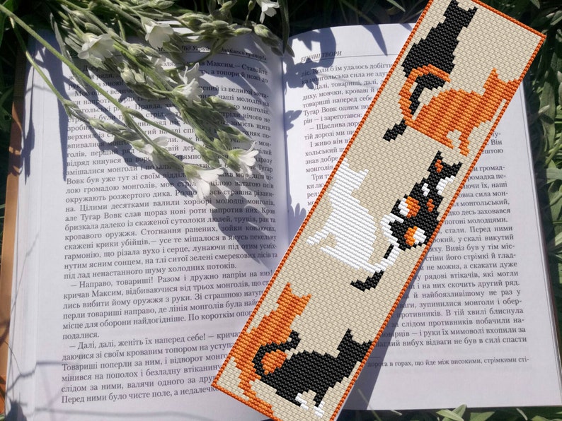 Cat bookmark cross stitch pattern , cute cross stitch , book lovers gift idea ,easy xstitch for beginners ,school diy, do it yourself imagem 1