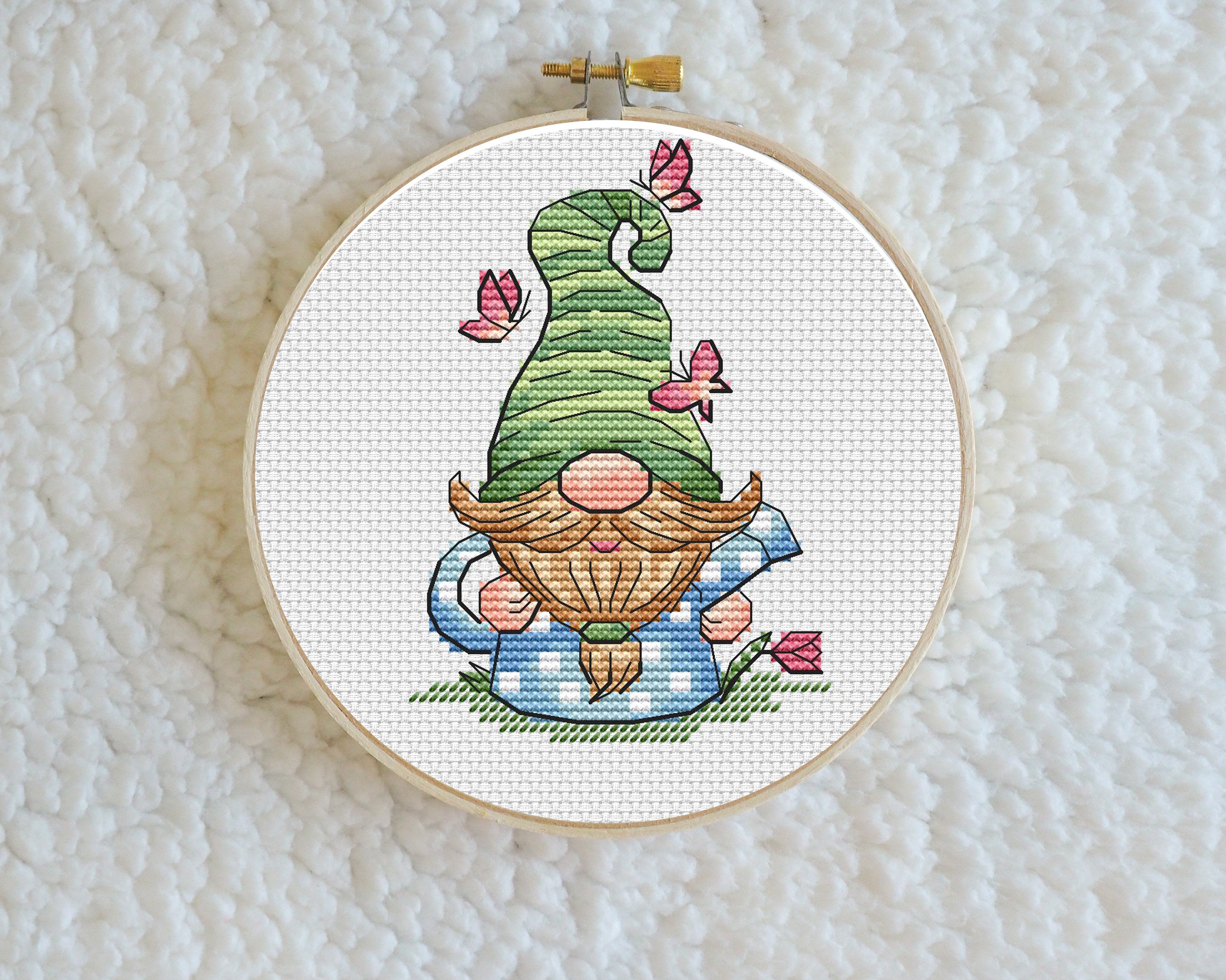 Divertente schema punto croce gnomo da giardino - Gnomo carino con annaffiatoio e farfalle giocose - Disegno ricamo fai da te