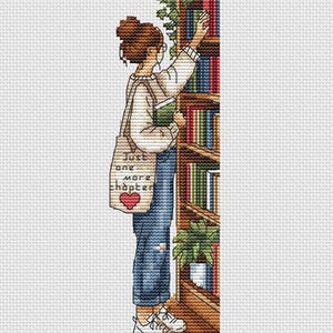Op de afbeelding: Kruissteekontwerp van een persoon die naar een boek in een plank grijpt. De persoon draagt een bril, een wit overhemd, een blauwe spijkerbroek en witte sneakers. Een draagtas met de tekst "Just one more chapter" en een hart is zichtbaar.