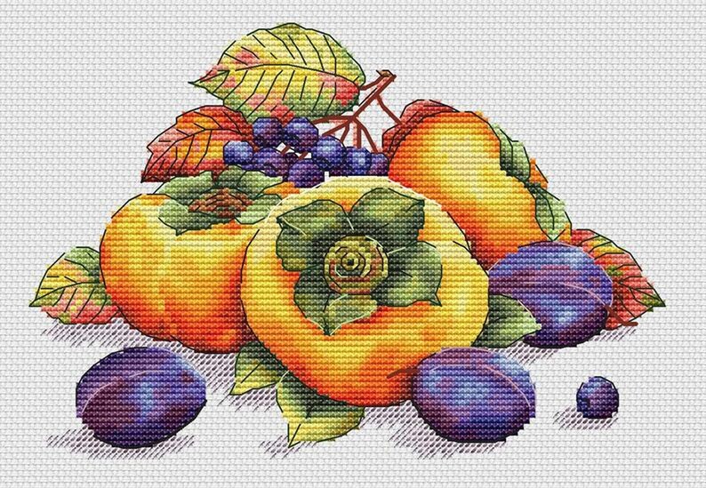 Puede incluir: Un bodeg&oacute;n con un grupo de frutas, incluyendo caquis, ciruelas y uvas. Los caquis son de color naranja y amarillo, las ciruelas son de color morado oscuro y las uvas son de color azul oscuro. La fruta est&aacute; dispuesta sobre un fondo blanco con hojas verdes.