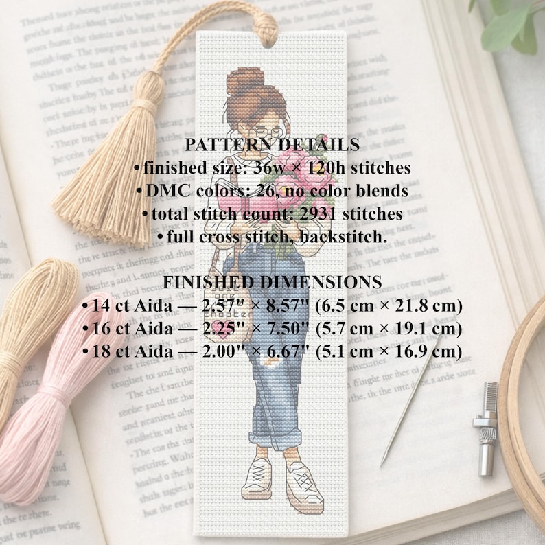 Op de afbeelding: Kruissteek boekenlegger met een vrouw en bloemen, patroon details inbegrepen. Afmetingen in cm voor 14, 16 en 18 ct Aida stof. Voorzien van een kwastje en roze draad. De boekenlegger ligt op een boek.