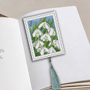 Patrón de punto de cruz con flores de campanillas de invierno para un pequeño marcapáginas y llavero de primavera
