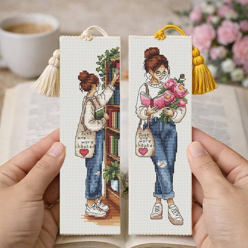 Op de afbeelding: Twee kruissteek bladwijzers met een vrouw in een spijkerbroek en bril. E&eacute;n reikt naar een boek, de ander houdt een boek en bloemen vast. Elke bladwijzer heeft een kwastje en de tekst "Just one more chapter".