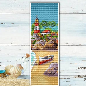 Könnte beinhalten: Kreuzstich-Muster PDF für eine Küstenlandschaft mit einem rot-weißen Leuchtturm, einem kleinen Haus, einem Boot und Felsen. Der Himmel ist blau und das Wasser ist türkis.