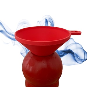 Puede incluir: Un embudo de silicona rojo con asa, colocado sobre una pelota de goma roja.