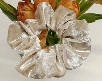 Cream velvet scrunchie/Scrunchie/Hair band, by Coleteando by Ali