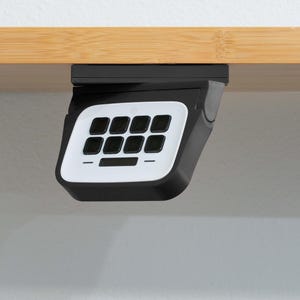 Może przedstawiać: Czarno-biała klawiatura z wyświetlaczem numerycznym i dziewięcioma przyciskami. Klawiatura jest zamontowana na drewnianej półce.