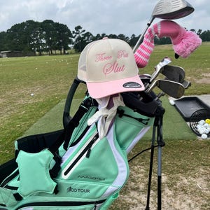 Getting putty women’s golf hat