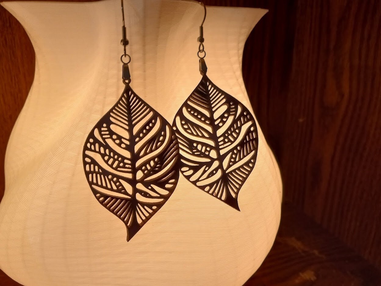 Handgefertigte baltische Birkenblatt Ohrringe: Leichtes Laser Cut Design