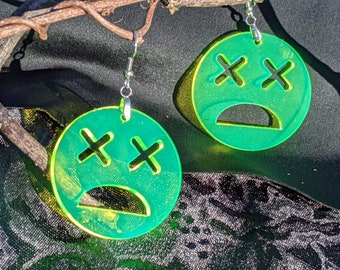 Pendientes psicodélicos con emojis: Pendientes colgantes reactivos a la luz negra para fiestas rave