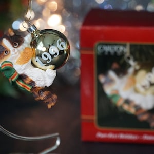 Purr-fect Holidays- Dated 1996 Carlton Cards Heirloom Collection Ornament Active