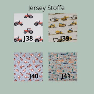 K&ouml;nnte beinhalten: Vier Stoffmuster mit der &Uuml;berschrift Jersey Stoffe. J38 zeigt rote Traktoren auf hellgrauem Grund. J39 zeigt gelbe Baustellenfahrzeuge auf Hellgrau. J40 zeigt rote Hubschrauber auf Hellblau. J41 zeigt verschiedene Fahrzeuge und B&auml;ume auf Grau.