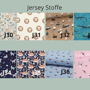 K&ouml;nnte beinhalten: Ein Raster aus acht Stoffmustern mit der Beschriftung J30 bis J37, betitelt als Jersey Stoffe. Die Muster zeigen Giraffen, L&ouml;wen, Boote, Dinosaurier, Einh&ouml;rner, Rehe mit Blumen, Krabben und Hasen mit Blumenkr&auml;nzen auf verschiedenen Hintergr&uuml;nden.