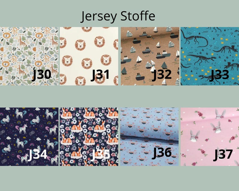 K&ouml;nnte beinhalten: Ein Raster aus acht Stoffmustern mit der Beschriftung J30 bis J37, betitelt als Jersey Stoffe. Die Muster zeigen Giraffen, L&ouml;wen, Boote, Dinosaurier, Einh&ouml;rner, Rehe mit Blumen, Krabben und Hasen mit Blumenkr&auml;nzen auf verschiedenen Hintergr&uuml;nden.