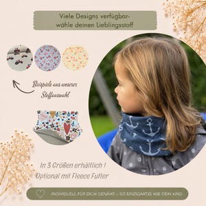 Könnte beinhalten: Ein Schlauchschal aus blauem Stoff mit weißem Anker-Muster. Das Bild zeigt Stoffmuster mit Traktor-, Blumen- und Herz-Motiven sowie Text, der auf drei verfügbare Größen und ein optionales Fleece-Futter hinweist.