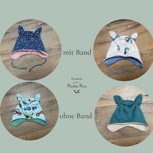 K&ouml;nnte beinhalten: Vier M&uuml;tzen mit Ohrenklappen und Knoten. Oben links: marineblau mit wei&szlig;en Punkten, rosa Futter und Bindeb&auml;ndern. Oben rechts: wei&szlig; mit Vogelmuster, blaues Futter und Bindeb&auml;nder. Unten links: hellblau mit Traktoren. Unten rechts: einfarbiges Petrol.