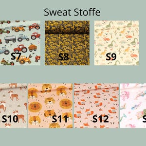 K&ouml;nnte beinhalten: Eine Sammlung von sieben Stoffmustern mit der &Uuml;berschrift Sweat Stoffe, die Motive von Traktoren, Baustellenfahrzeugen, Dinosauriern, Hirschen, L&ouml;wen, F&uuml;chsen und Meerestieren zeigen. Jedes Muster ist mit einem Code von S7 bis S13 versehen.