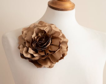 Broche fleur en tissu marron beige brillant