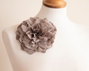 Broche de tela con broche de flores beige gris mate