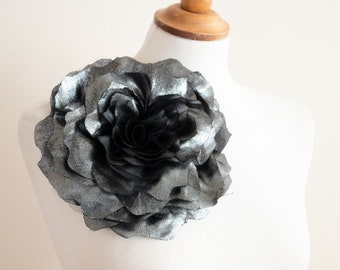 Grande broche en tissu noir argenté brillant avec fleurs, grande soie, géante surdimensionnée faite à la main