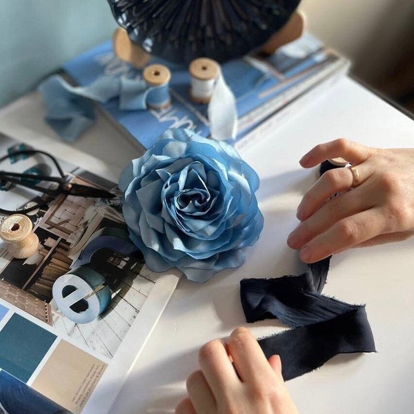 Broche fleur bleu clair épingle tissu brillant soie