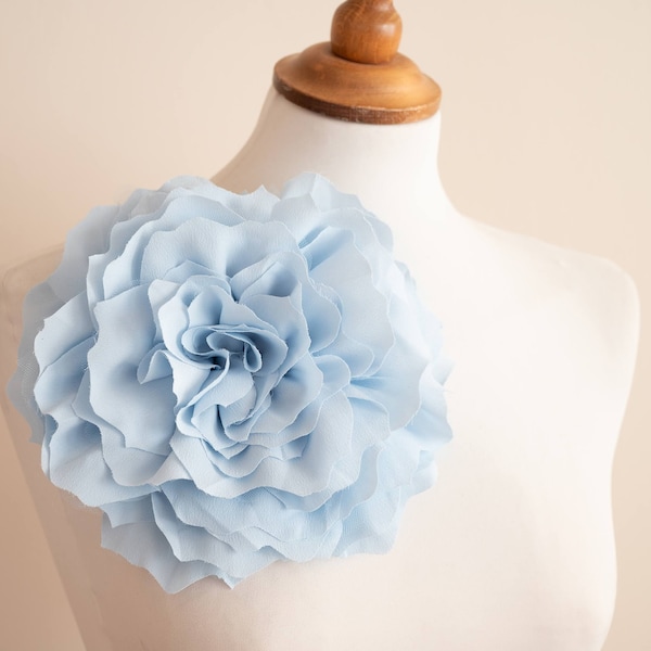 Große hellblaue Blume Brosche Stoff big oversize handgefertigte riesige Blume Pastell