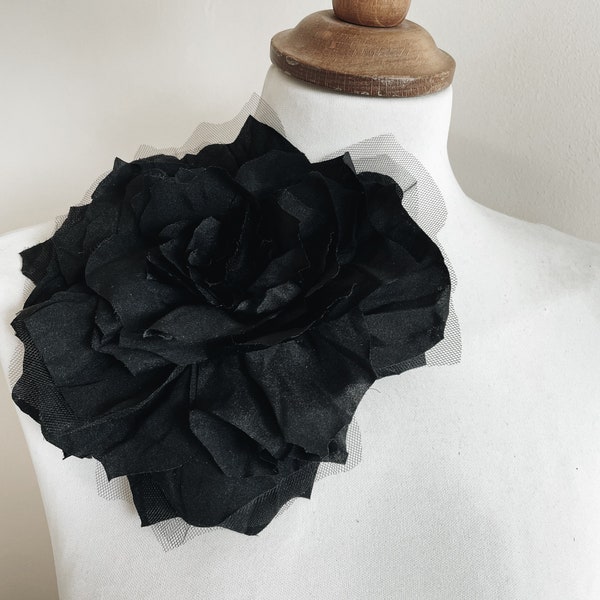 Grande broche fleur noire mate, grande épingle à fleurs tissu soie géante oversize