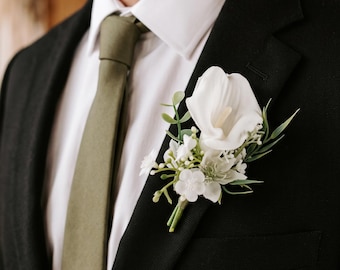 Boutonnière da sposa con calla bianca artificiale, spilla floreale da bavero per lo sposo, accessori per i testimoni dello sposo, boutonnière classica per matrimonio invernale
