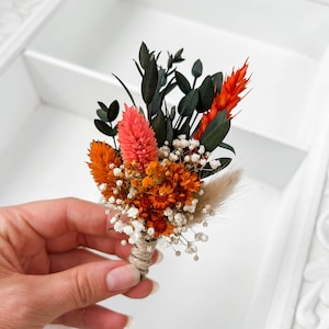秋のウェディングドライフラワーブートニア、緑のユーカリの花婿のボタンホール、素朴な花婿の付添人のアクセサリー、花、ミニブーケ