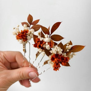 Épingles à cheveux de fleurs séchées de mariage en terre cuite rouille, accessoires de cheveux de mariage automne automne, morceau de cheveux de mariée orange brûlé bohème, pinces à cheveux florales image 1