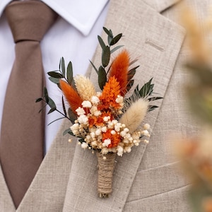 Rustieke bruidscorsage van gedroogde bloemen, terracotta corsage voor de bruidegom in een warme oranje tint, boho accessoires voor de bruidsjonkers in herfststijl, cadeau voor hem