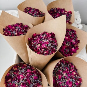 Coriandoli di fiori secchi naturali per matrimoni con coni / Coriandoli di petali biodegradabili / Lancio di fiori: petali di rosa rossa, boccioli di lavanda