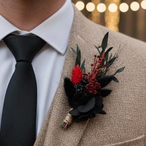 Zwarte bordeauxrode boutonnière met gedroogde bloemen, goth bruiloftknoopsgat