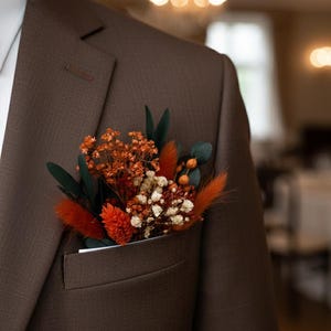 Rustieke terracotta bruiloft corsages met gedroogde bloemen, bohoknoopsgat bruidegoms, bruidsjonkers eucalyptusaccessoires vierkant