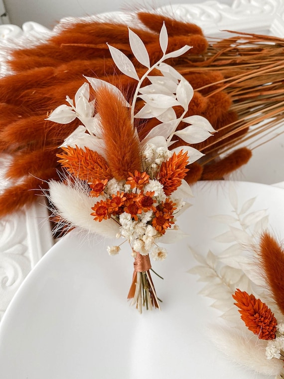 テラコッタのドライフラワーブートニア、ボヘミアンウェディングの花婿