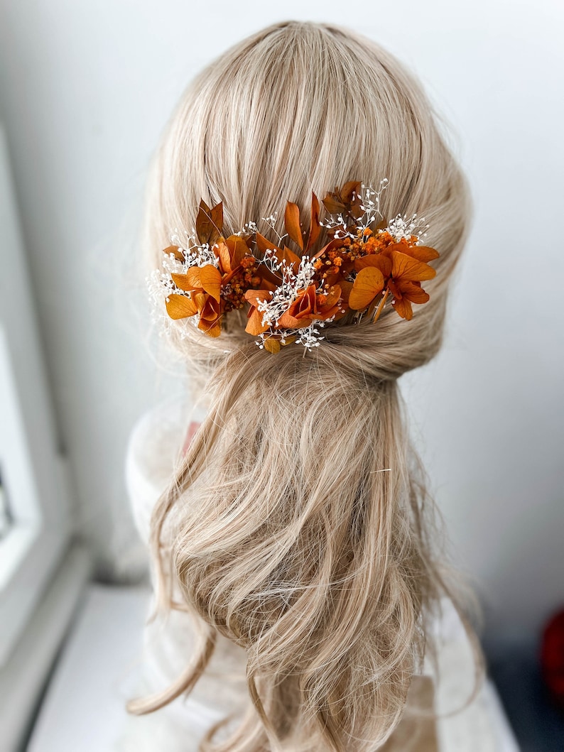 Charming dried flower hair pins featuring rustic blooms, ideal for a fall wedding. These earthy, nature-inspired accessories add a warm, elegant touch to the bride’s hairstyle, perfectly complementing autumn tones and creating a cozy, romantic vibe.