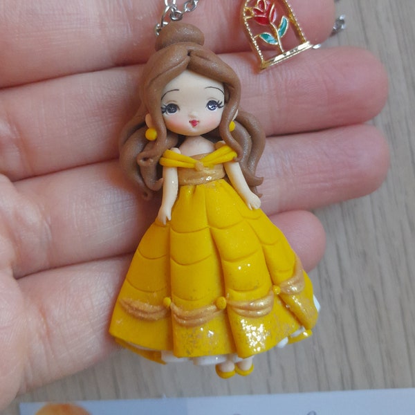 Collier collier princesse Belle Charm poupée pâte polymère fimo alice Dolls elvira carangi sculpture miniature Princesse charms argile