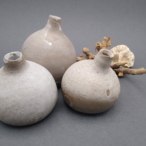Tres pequeños jarrones cerámicos